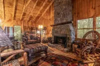 Luxury Cabin on the Lake & In The Trees