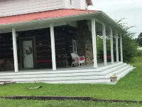 Cozy cabin in tranquil Oneonta with WiFi, AC