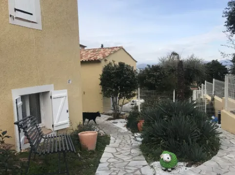 T2 air-conditioned - quiet - garden and private entrance -ST Aygulf - pets welcome.