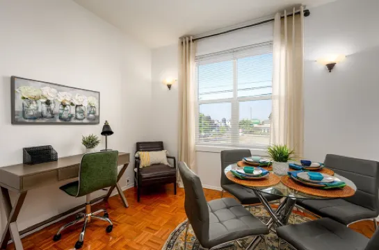 Suite Magnolia. Steps to Downtown & Breweries. Modern 2 bedroom apt w/fireplace.