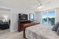 Oceanfront condo-steps from the beach! -Sleeps 4 2BR 2BTH on the 3rd floor