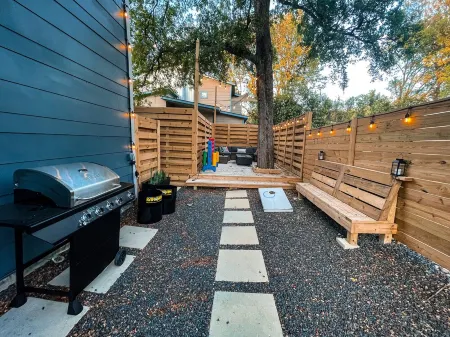 Lux 10 Bed Bach Pad • 10mins DT • Hot Tub • Arcade Отели рядом с достопримечательностью «Остин Хинду Темпл & Комм Сентер»