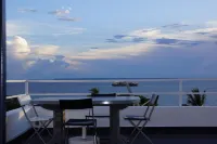 Large furnished studio, sea view