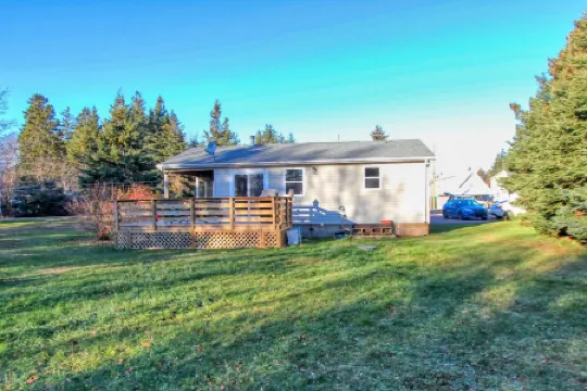 Brackley Beach retreat- 2 min from the beach<br>Open windows 2 feel an ocean breeze