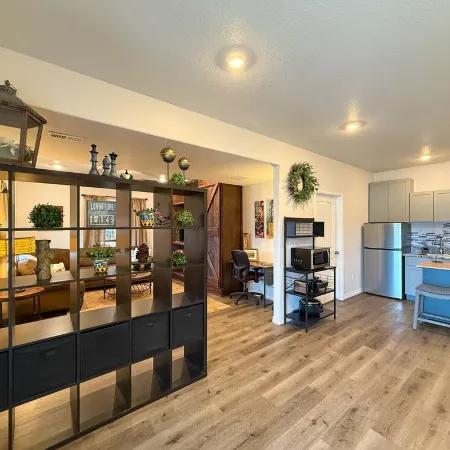 Beautiful 2 BR. Lake Side home pvt entrance. Walkout to Monument Lake. Sleeps 6