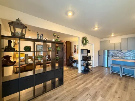 Beautiful 2 BR. Lake Side home pvt entrance. Walkout to Monument Lake. Sleeps 6 Отели рядом с достопримечательностью «Парк Уотерфронт»