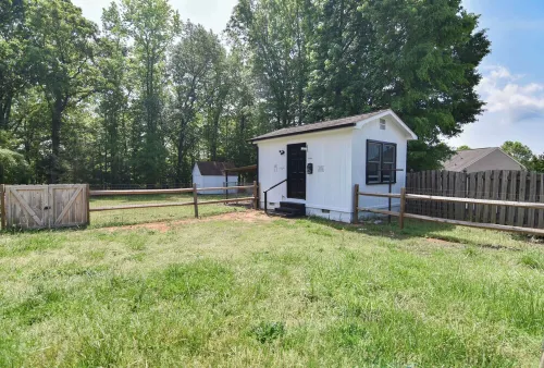 Charlotte tiny home getaway 5 min to lake Wylie 20 minutes to downtown Charlotte