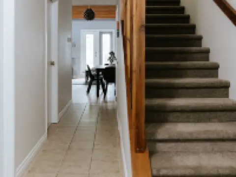 Cozy Mountainside Chalet in Kimberley 金伯利酒店