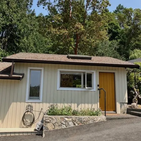 West facing Oceanfront cottage, 1 bedroom ; 4 kms  from Victoria Int. Airport