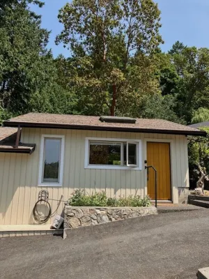 West facing Oceanfront cottage, 1 bedroom ; 4 kms  from Victoria Int. Airport