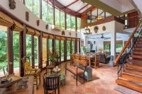 On Manuel Antonio Beach, 3 bed private pool and jacuzzi Lots of Monkeys!
