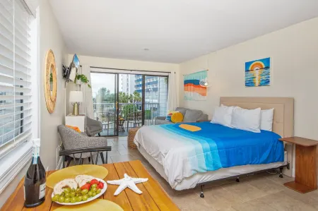 Oceanview cozy couples oasis studio pools hot tub wifi walk to attractions! Отели рядом с достопримечательностью «Миртл Манор Трейлер Парк»