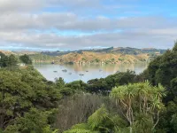 Bay View Beach House - gorgeous seaside cottage with panoramic views over Raglan