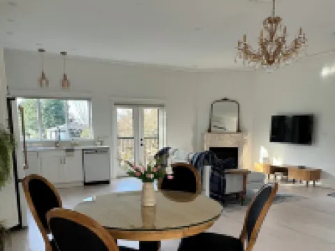 LUXURY COTTAGE IN DAVIS BAY, BC. 錫謝爾特酒店