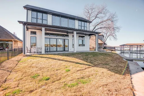 Lakefront Granbury Retreat w/ Patio & Fire Pit - 3-Star