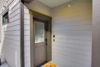 Monroe Apartment Near Evergreen State Fairgrounds! - parking