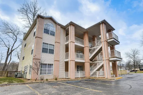 Sunroom, Fireplace Lakefront Branson Condo - bar