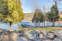 Lakefront Gem: Dock & Hot Tub in Jacksboro - Boutique
