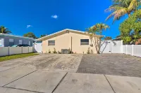 West Palm Beach Apartment 3 Mi to Shore!