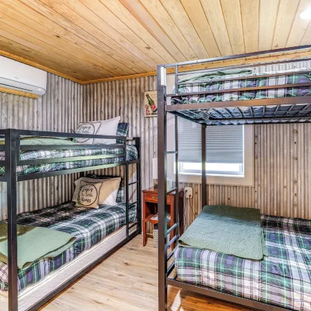 8 Mi to Ozark Folk Center: Home w/ Hot Tub & Deck