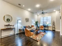 CozySuites Uptown 3Br King Beds Skyline View