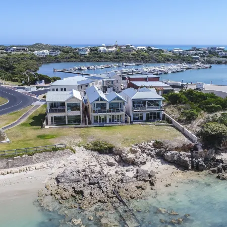 Aloha Waterfront Properties Отели в г. Роб