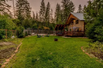 Paws in the Mountains 2 Bedroom Home by NW Comfy Cabins by Redawning