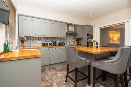 Modern Maisonette in Vibrant Bristol, Free Parking Отели в г. Олдленд Коммон