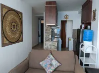 Spectacular Penthouse Ocean View Across From Beach. Free parking on Street!