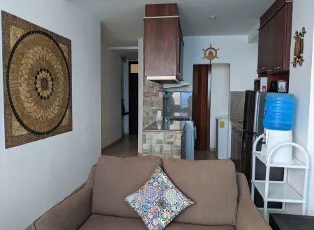 Spectacular Penthouse Ocean View Across From Beach. Free parking on Street!