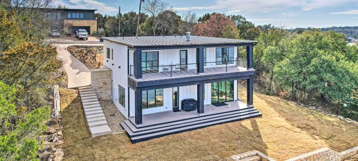 Luxury Lake Granbury Cliffside Home w/ Deck! Hotels in Hood County