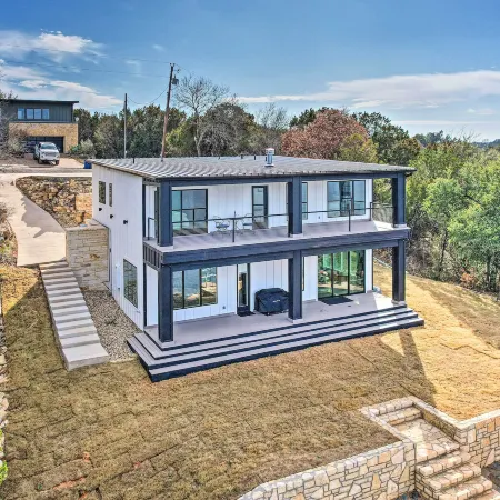 Luxury Lake Granbury Cliffside Home w/ Deck!