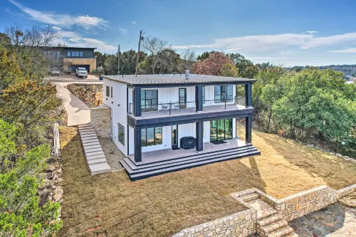 Luxury Lake Granbury Cliffside Home w/ Deck! - balcony