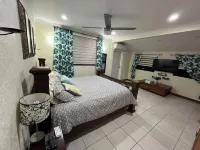 Charming 3-bedroom house with private pool! Hotels in Loubiere