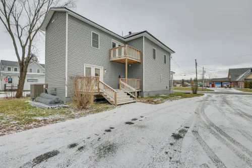 Bright and Modern Home 2 Mi to Presque Isle Airport - Wifi