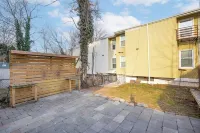 Modern 2BR, Unit 1, Yard, Laundry, Smart TV