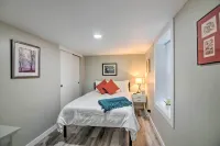 Fresh Downtown Longmont Apartment - Walk to Main! -  Ferienwohnungen