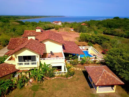 El Regalo Resort Отели рядом с достопримечательностью «Isla Palenque»