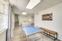 Pet-Friendly Buxton Home w/ Balcony, 2 Mi to Beach - parking