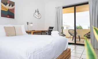 Grand Villa w Private Patio & Parking