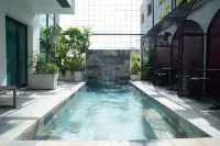 The Six Apparthotel