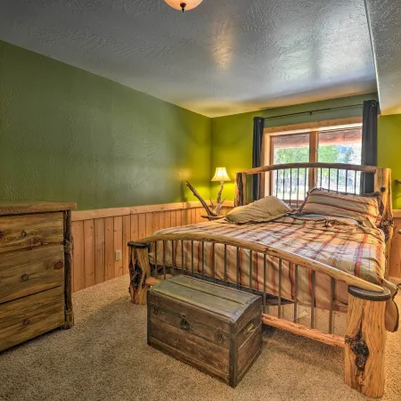 Custom Bitterroot Valley Cabin w/ Hot Tub & Views!