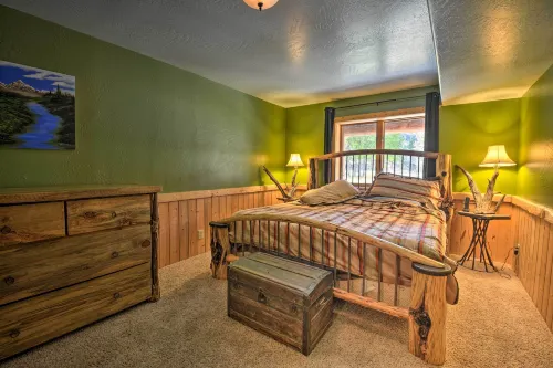 Custom Bitterroot Valley Cabin w/ Hot Tub & Views!