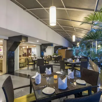 Park Ornate Hotel Viman Nagar Отели рядом с достопримечательностью «Шанивар Уода»