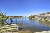 Walk to Bay and Boat Launch Beach House in Avon - Wifi