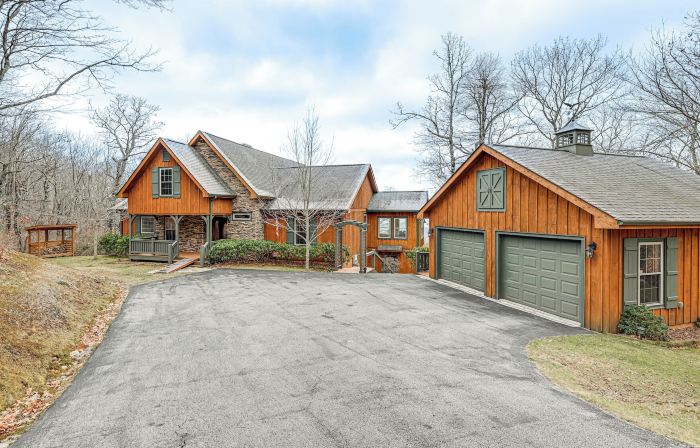 Sapphire Mountaintop Cabin w/ Views & 2 Decks