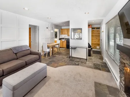 Mountain View and Hot Tub - Cozy Tranquil Retreat Отели в г. Снайдервилл