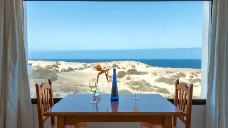 Reyes Natur - Bungalow on the seafront Отели рядом с достопримечательностью «Monte Corona»