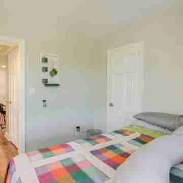 Convenient Arlington Condo about 4 Mi to National Mall Rooms