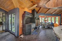 African Queen, Private Lake and Indoor Hot Tub on 4 acres